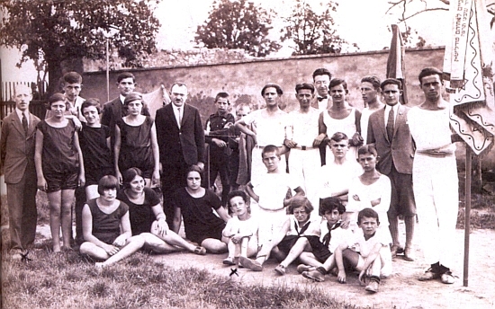 Mezi členy židovského tělocvičného spolku Makabi v roce 1928 je zachycen prvý zleva jeho otec Siegfried Hahn a sedící uprostřed označen křížkem jedenáctiletý Josef