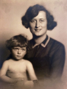 S maminkou v roce 1928