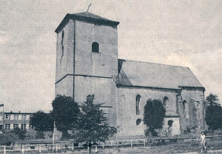 Kostel sv. Jiří v Přimdě na snímcích z roku 1920 (ještě krytý šindeli) a po bombardování v roce 1945