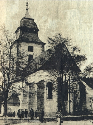 Kostel sv. Jiří v Přimdě na snímcích z roku 1920 (ještě krytý šindeli) a po bombardování v roce 1945