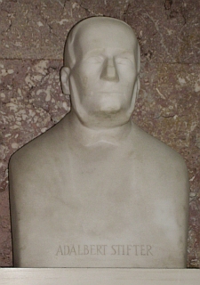 Tady vidíme Stifterovu bustu v sousedství jiných velikánů německých dějin v interiéru Walhally (viz i Adolf Webinger)