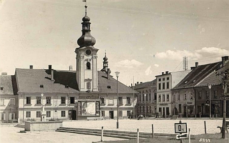 Na pohlednici z doby 2. světové války (podle veliké mapy na radnici) je její rodný dům čp. 201 ten třípodlažní světlý vpravo od radnice s mohutným stožárem elektrického vedení na streše