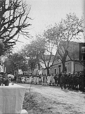 O Božím těle 1936 v Pohoří na Šumavě, prvý oltář u Ignaze Hietlera, vpravo vzadu hostinec "Oberhietler"