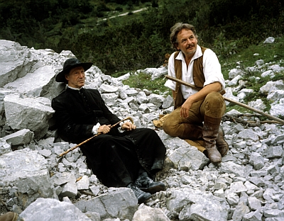 Postava zeměměřiče z rakouského televizního zpracování (1982) Stifterovy novely "Kalkstein", tj. "Vápenec" (zde na snímku s Josefem Meinradem, představitelem titulní role kazatele), jako by autora literární předlohy
spojovala s Kafkovým "Zámkem" a tatáž dvojice postav ze Stifterovy novely v italském filmu "La valle di pietra" (1992), kde zeměměřiče hrál Charles Dance a kněze polský herec
židovského původu Aleksander Bardini