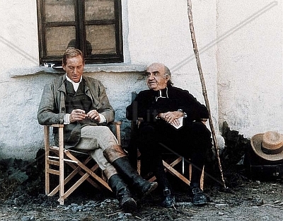 Postava zeměměřiče z rakouského televizního zpracování (1982) Stifterovy novely "Kalkstein", tj. "Vápenec" (zde na snímku s Josefem Meinradem, představitelem titulní role kazatele), jako by autora literární předlohy
spojovala s Kafkovým "Zámkem" a tatáž dvojice postav ze Stifterovy novely v italském filmu "La valle di pietra" (1992), kde zeměměřiče hrál Charles Dance a kněze polský herec
židovského původu Aleksander Bardini