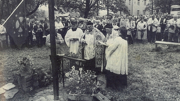 Znovuvysvěcení hřbitova v Křišťanově 15. června 1990, vedle Horsta Löfflera
stojí tu při vlajce Panevropské unie i Karl Halletz