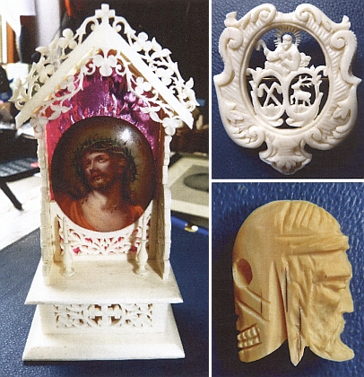 Domácí oltářík, odznak pro Vintířův spolek v Rinchnachu a symbol života a smrti z Nowakovy dílny