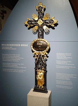 "Heiligenberger Kreuz" ("Svatoborský kříž"), který stával na křižovatce "Böhmweg" z Neuschönau a Zlaté stezky z Grafenau na úpatí Luzného (z expozice Waldgeschichtliches Museum St. Oswald)