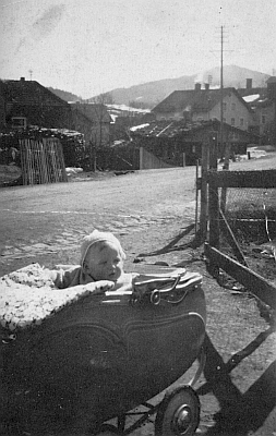 I to je on, v dětském kočárku na snímku pořízeném v dubnu roku 1938