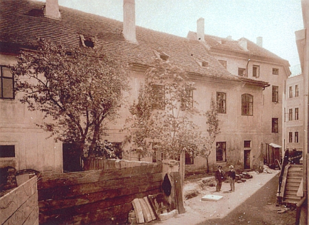 Unikátní fotografie z léta 1903, kdy stály krátce obě budovy vedle sebe
(vlevo původní latinské gymnázium, vpravo nová budova gymnázia)