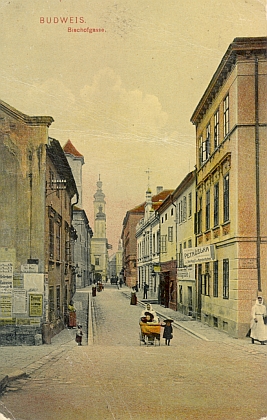 Budějovická Biskupská ulice s budovou někdejší piaristické koleje, dnešní rezidence diecézního biskupa, na dvou starých pohlednicích, z nichž ta barevná napravo je roku 1915 adresovaná do války Adalbertu Wodiczkovi jeho rodiči