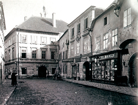 Dům v Široké ulici byl původním působištěm firmy Stegmann (na snímku z roku 1900 druhý zprava vývěsním štítem Joh. Stegmann Soehne) - zde se narodil v roce 1896 otec Margarethe Hampelové