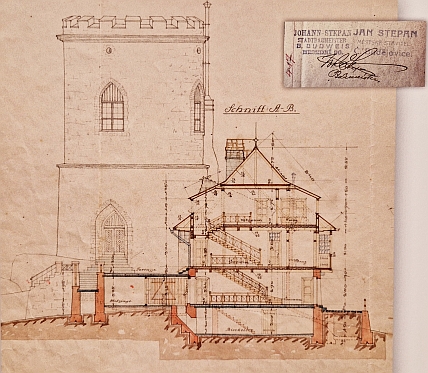 Přední pohled na chatu a řez jednotlivých pater z projektové dokumetace (1925)