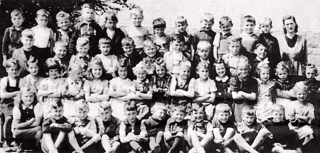 Paní učitelka Else Rossa s první a druhou třídou obecné školy ve Waidhausu (školní rok 1949/50)
