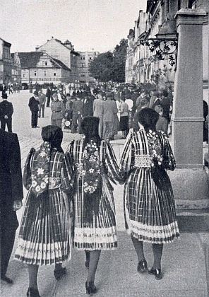 Snímek z jeho knihy zachycuje dívky v krojích na domažlickém náměstí v čase války, jak o tom
svědčí postava osamělého vojáka v uniformě wehrmachtu, hledícího směrem k nim