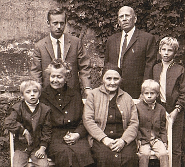 S rodinou na zahradě u Seidelů, paní v šátku na lavičce je jeho teta Klementine Hanke, která jako jediná po válce v Českém Krumlově zůstala