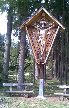 Při nedalekém už bavorském Messnerschlagu stojí tento "kohoutí" kříž
(zvaný také "Arma Christi")