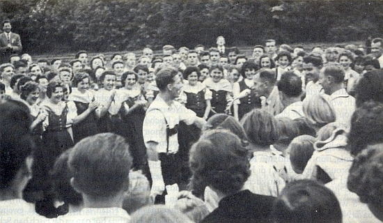 Sepp Müller a Erich Hans proti němu u mikrofonu na zemském setkání mládeže v Aalen roku 1956