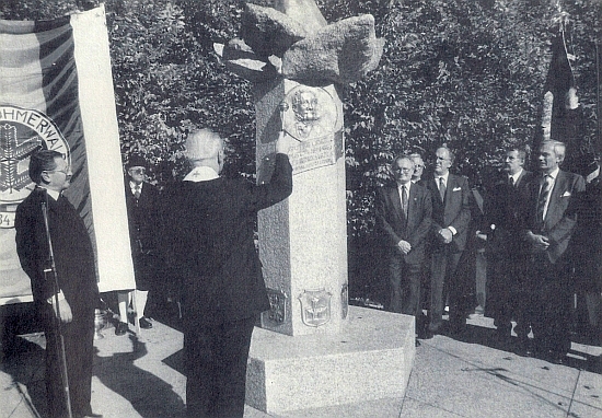 Vedle Franze Neubauera (třetí zprava) přihlíží 22. října 1989, jak se prelát Johannes Barth ujal
vysvěcení památníku Adalberta Stiftera na náměstí Böhmerwaldplatz v bavorském Mnichově
