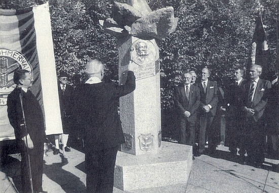 Vedle Franze Neubauera (třetí zprava) přihlíží 22. října 1989, jak se prelát Johannes Barth ujal
vysvěcení památníku Adalberta Stiftera na náměstí Böhmerwaldplatz v bavorském Mnichově