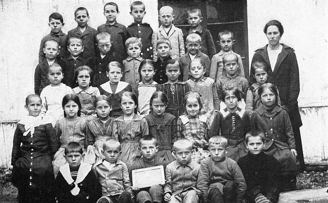 Na snímku, pořízeném roku 1920, ho vidíme stojícího v horní řadě třetího zleva - vpravo stojí paní učitelka Anne Merwaldová