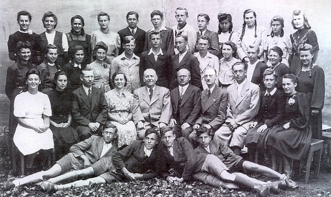 Na snímku učitelů a žáků trojtřídní městské obchodní školy ve Vimperku z července roku 1942 je Rupert Hany ten chlapec v krátkých kalhotách ležící vepředu druhý zprava