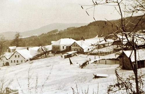 Část obce Lipka na snímku pořízeném někdy kolem roku 1930, odleva čp. 6 (zbořeno), čp. 18 škola (dosud stojí), čp. 7 (dosud stojí), čp. 8 (zbořeno), vpředu rybníček s hasičskou zbrojnicí (zbořena)