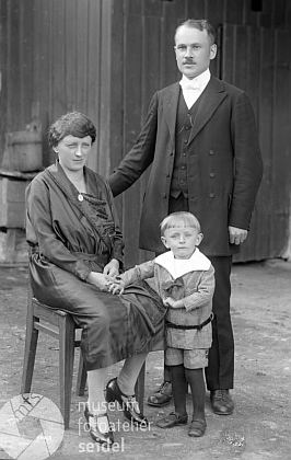 Tady stojí tříletý s rodiči na snímku českokrumlovského fotoateliéru
Seidel s datem 14. září roku 1924