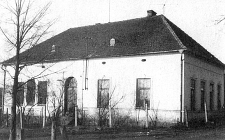 Tady v Deskách začal chodit do obecné školy, otevřené v září roku 1913 ještě před první světovou válkou (viz i Franz Rehder)