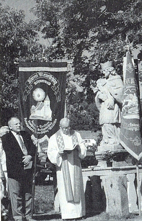 Malontský farář Jan Toupalík promlouvá v roce 1993 při vysvěcení sochy sv. Jana Nepomuckého, Alois Harasko stojí vedle něho tady ve svých rodných Deskách s textem vlastního proslovu v rukou