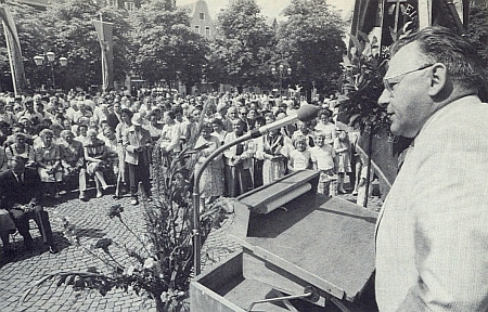 Tady hovoří jako "pověřenec domovského okresu" k více než tisíci účastníků kaplického
krajanského setkání v patronátním městě Ellwangen v roce 1987