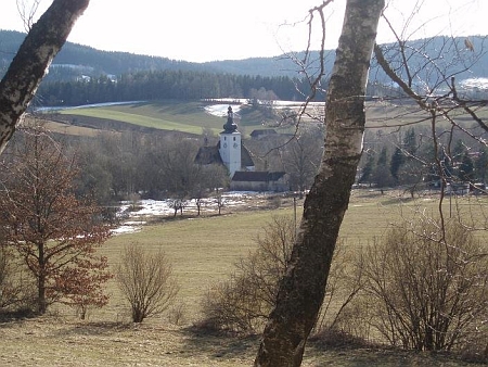 Cetvinský kostel Narození Panny Marie při pohledu z vrchu s kaplí sv. Šebestiána