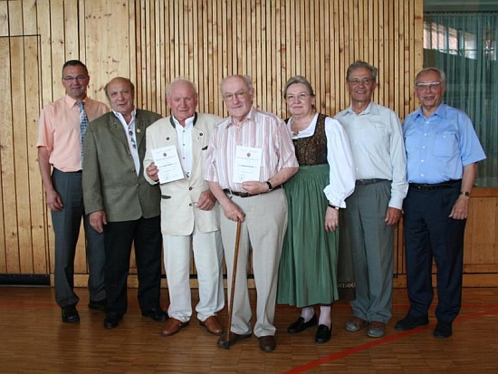 V červnu 2006 ji vidíme necelých deset let před smrtí v šumavském kroji s Helmutem Woldrichem (prvý zprava), Raimundem Kelnbergerem (čtvrtý zprava vedle ní) a Rudolfem Paulikem (druhý zleva) při ocenění kaltenbašských krajanů patronátním bavorským městysem Röhrnbach