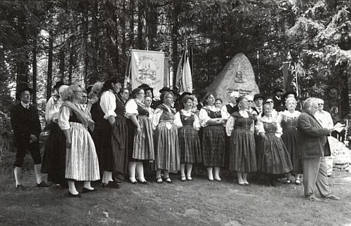 Za ním stojí na této fotografii u památníku v Mauthu sbor sdružení Deutscher Böhmerwaldbund z bádensko-württemberského města Nürtingen