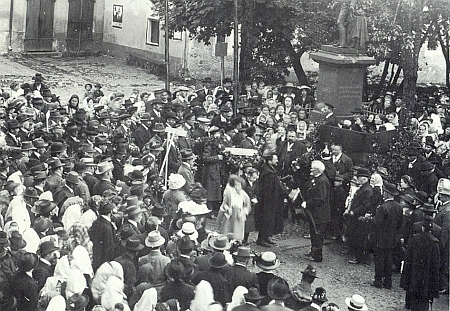 Snímek z odhalení pomníku Josefa II. ve Frymburku dne 14. srpna 1904