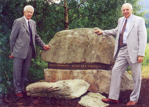 Při pamětním kameni u Aleje smíření na místě někdejší Huti pod Boubínem (Tafelhütte) v roce 2002 se zástupcem jihočeského hejtmana Karlem Vachtou