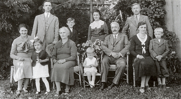 Snímek z roku 1936, pořízený na zahradě domu čp. 23 ve Volarech, zachycuje ji sedící třetí zleva, vedle ní v křesílku vidíme malého Franze Karla Waltera