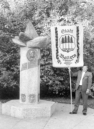 Volarská korouhev při vysvěcení Stifterova památníku na Šumavském náměstí (Böhmerwaldplatz) v Mnichově dne 22. října roku 1989