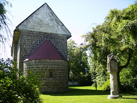 Další snímky románského kostela z 12. století ve staré Weitře