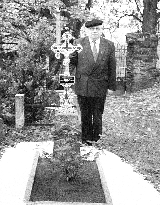 Tady stojí vedle nového kříže na hrobě svého dědečka Josefa Dussla při kostele v Hoře Svatého Václava (Berg)