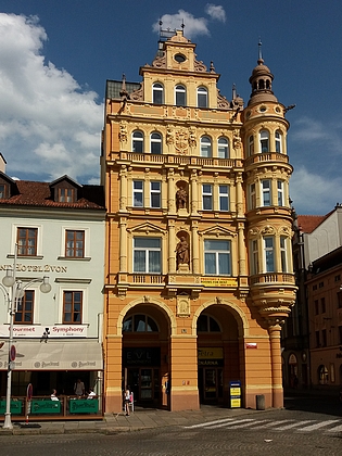 Tím domem byl palác "Včela" na českobudějovickém náměstí, kde bydlel a měl kancelář od roku 1896