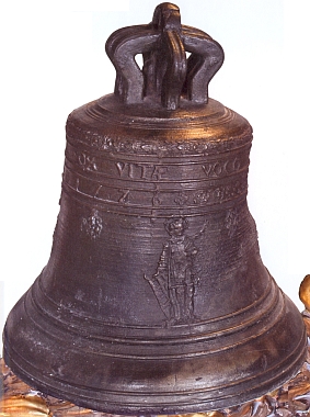 Zvon ze statku Pustina, dílo slavné zvonárny Jana Pricqueye v Klatovech z roku 1726, zachráněný na poslední chvíli při požáru usedlosti, je dnes uchováván v kašperskohorském Muzeu Šumavy