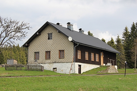 Budova bývalé školy ve Filipově Huti, kterou také navštěvoval, na snímku z roku 2017