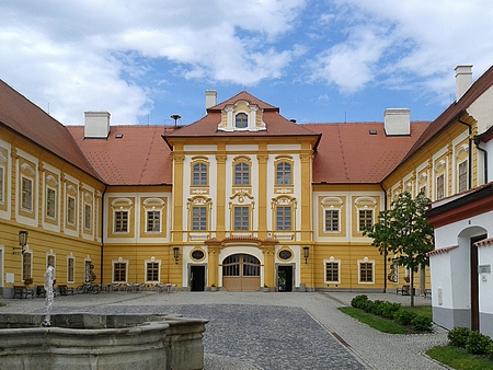 Borovanský zámek a augustiniánský klášter, kde byl administrátorem, na snímcích z roku 2015