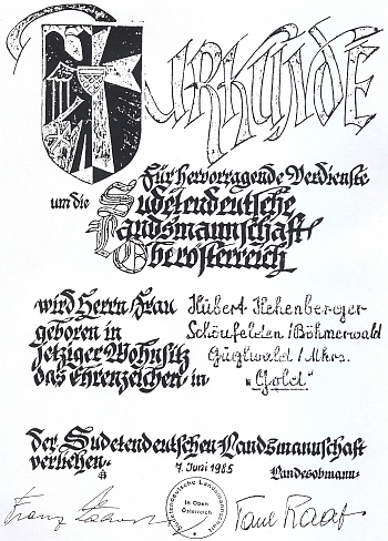 Dokument k udělení zlatého čestného odznaku Sudetoněmeckého krajanského sdružení v Horním Rakousku z roku 1985
