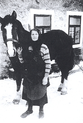 Maminka Theresia s koněm před hospodou v rodných Krásných Polích