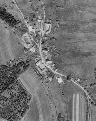 Otec byl rodem ze zaniklých Míšňan, jak je tu zachytily letecké snímky z let 1947 a 2008