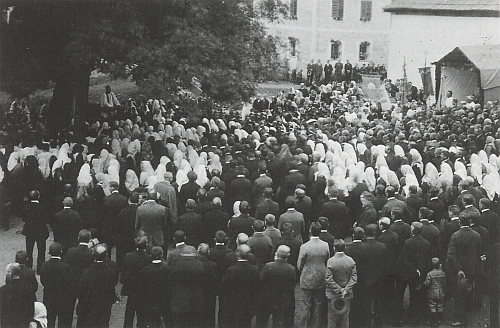 Svěcení zvonů dně 13. září 1924 v Jablonci vykonal Paulus Heinrich za přítomnosti 6 kněží - kázání měl tehdejší kaplan ve Chvalšinách Franz Heidler