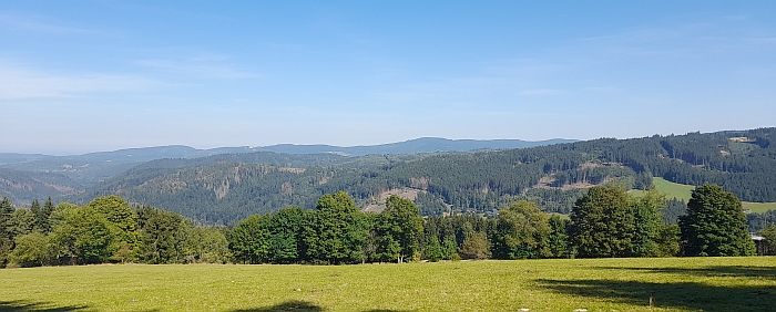 Z Klostermannovy vyhlídky u Srní se otevítá pohled do údolí řek Vydry a Křemelné