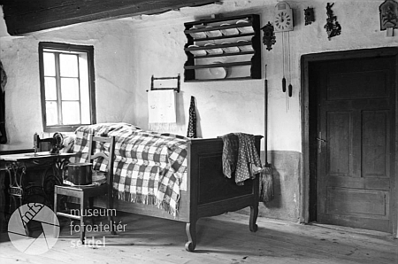 Dvě z nepříliš častých Seidelových fotografií, zachycujích postel ve venkovských staveních, obě pocházejí ze začátku třicátých let 20. století